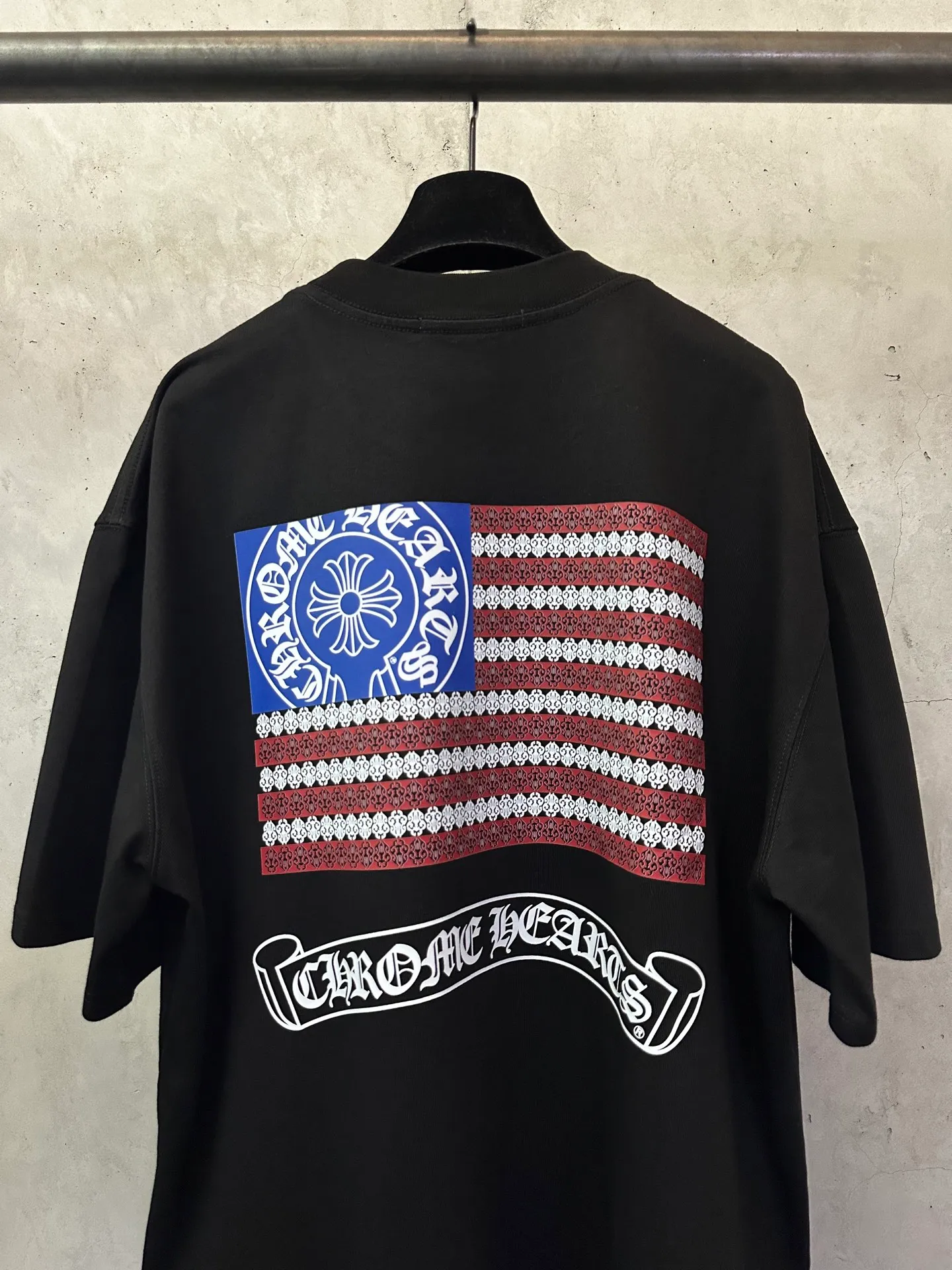 P260 Chrome Hearts 25ss Sanskrit flag printed round neck short-sleeved T-shirt. Fabric is high-definition and super heavy. Cotton double yarn compact Xinjiang cotton. Weight 400g. Paired with 2*2 Salona ribs. 420g. Clean cloth. Clear texture. Tight feel. Stiff. High color fastness. No deformation. No discoloration. Customized hardware. Threads. Accessories. Alignment. Uniform for men and women. -Color: Black White -Size: XS S M L XL